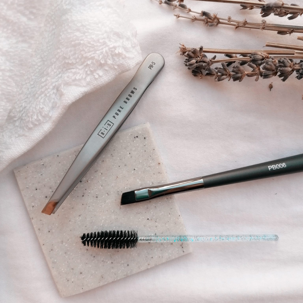 angled professional brush allows easy, accurate shaping of the brow line without the risk of tint leakage or blurring. The super-soft bristles glide smoothly over the skin, ensuring even product application and clean edges.